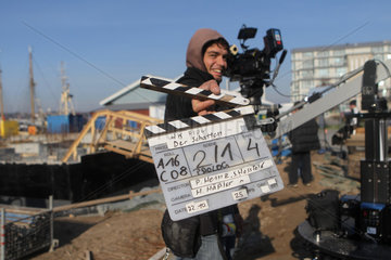 Flensburg  Deutschland  Kameramann bei der Filmproduktion -Der Schatten- am Flensburger Hafen