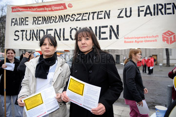 Berlin  Deutschland  Reinigungskraefte demonstrieren gegen Lohndumping
