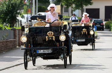 Iffezheim  Deutschland  elegant gekleidete Frauen mit Hut sitzen in Oldtimern