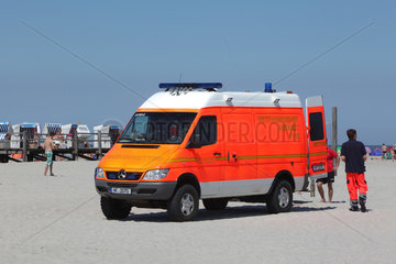 Sankt Peter-Ording  Deutschland  ein Krankenwagen im Einsatz am Strand