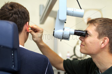 Flensburg  Deutschland  Jugendlicher wird beim Hals-Nasen-Ohrenarzt untersucht