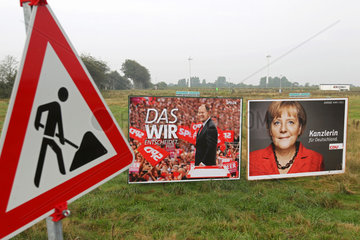 Vioel  Deutschland  Grossplakate der Spitzenkandidaten von CDU und SPD und Baustellenschild