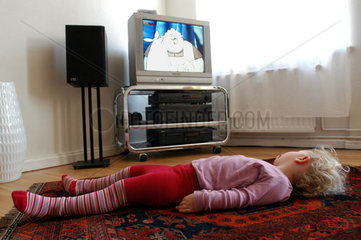 Kleinkind vor dem Fernseher