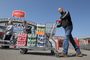 Harrislee  Deutschland  ein Daene mit Einkaufswagen voller Getraenke