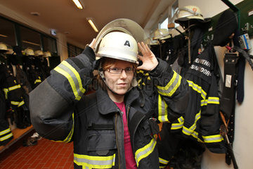 Grosshansdorf  Deutschland  Carmen Eckmann in der Umkleide der Freiwillige Feuerwehr Grosshansdorf