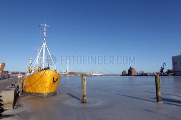 Flensburg  Deutschland  ein Fischkutter liegt im zugefrorenen Flensburger Hafen