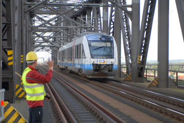 Rendsburg  Deutschland  ein Zug auf der Hochbruecke ueber den Nord-Ostsee-Kanal