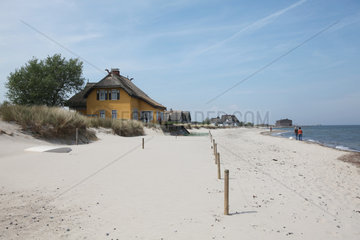 Heiligenhafen  Deutschland  auf der Halbinsel Graswarder-Heiligenhafen stehen die Haeuser im Naturschutzgebiet direkt am Strand
