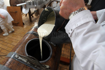 Molfsee  Deutschland  mit einem alten Butterfass wird Butter hergestellt