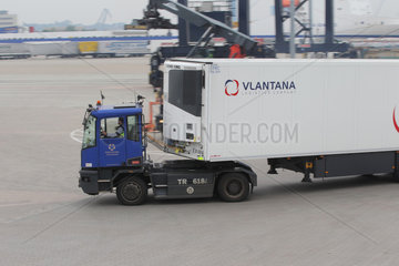 Kiel  Deutschland  Terminal-Zugmaschine transportiert Auflieger von einer RoPax-Faehre am Kieler Ostuferhafen