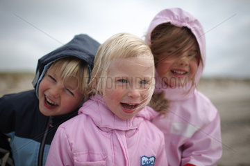 Hvide Sande  Daenemark  Kinder lachen am Strand