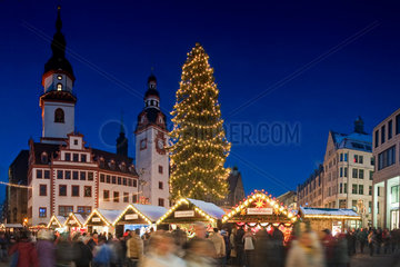 Chemnitz  Deutschland  der Weihnachtsmarkt von Chemnitz in Sachsen zur blauen Stunde