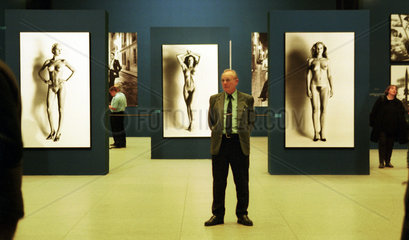 Fotos nackter Frauen bei der Ausstellung von H. Newton