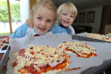 Handewitt  Deutschland  Kinder bereiten eine selbst gemachte Pizza zu