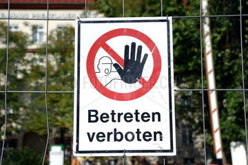 Berlin  Deutschland  Schild an einem Bauzaun