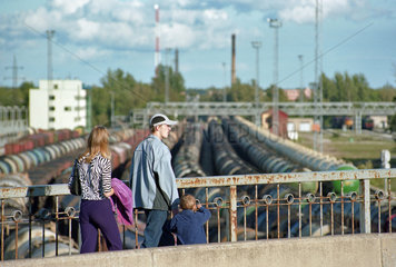 Familie auf einer Bruecke in Narva  Estland