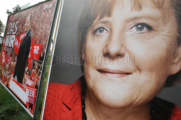 Vioel  Deutschland  Grossplakate der Spitzenkandidaten von CDU und SPD