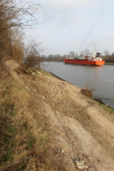 Neuwittenbek  Deutschland  Hangrutsch auf den Versorgungsweg am Nord-Ostsee-Kanal bei Neuwittenbek