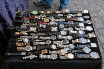 Berlin  Deutschland  Stand mit Armbanduhren auf einem Wochenmarkt