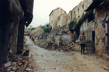 Mostar  Bosnien und Herzegowina  Bewohner zwischen Truemmern in der Altstadt
