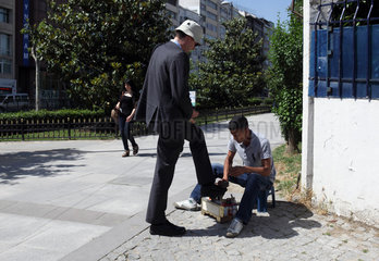 Istanbul  Tuerkei  ein Mann laesst sich die Schuhe putzen