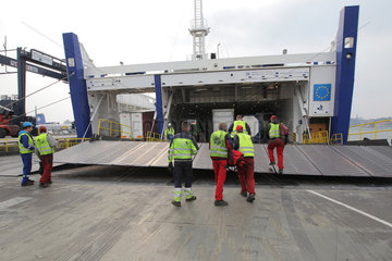 Kiel  Deutschland  Lascher gehen an Bord einer RoPax-Faehre am Kieler Ostuferhafen