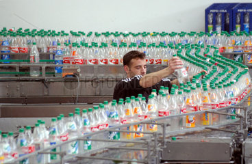 Flaschen werden bei Coca-Cola Berlin abgefuellt