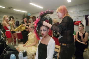 Model Backstage bei Kosmetika- und Frisurenmesse in Poznan  Polen