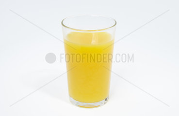 Ein mit Orangensaft gefuelltes Glas
