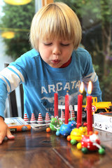 Harrislee  Deutschland  Junge pustet zu seinem vierten Geburtstag Kerzen aus