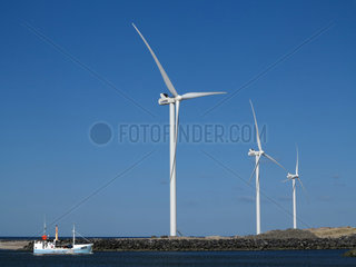 Hvide Sande  Daenemark  Windkraftanlagen am Strand
