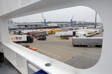 Kiel  Deutschland  LKWs fahren von einer RoPax-Faehre am Kieler Ostuferhafen