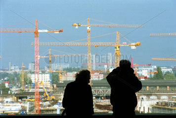 Berlin  Deutschland  Silhouetten von Menschen vor groesster Baustelle der Republik