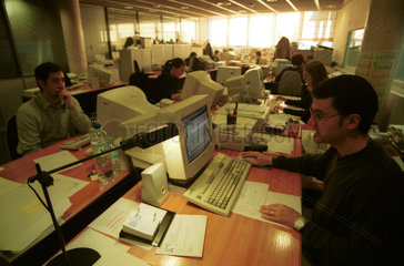 Menschen an Computer-Arbeitsplaetzen