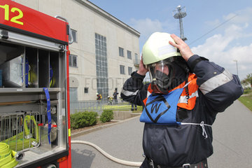 Harrislee  Deutschland  Feuerwehrmaenner ueben in der Landesfeuerwehrschule Schleswig-Holstein