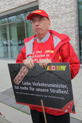 Kiel  Deutschland  Demonstration gegen schlechte Strassenzustaende des Auto Club Europa e.V. (ACE)