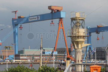 Kiel  Deutschland  Kraene der Werft HDW mit dem Laternenmast eines Feuerschiffes