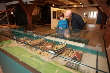 Flensburg  Deutschland  Vater und Sohn im Flensburger Schifffahrtsmuseum