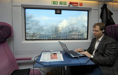 Berlin  Deutschland  ein ICE-Reisender arbeitet waehrend der Fahrt an seinem Laptop