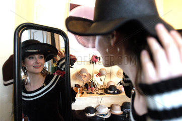 Frau beim Hutkauf  Berlin