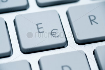 Hamburg  Deutschland  das Euro-Zeichen auf einer Tastatur