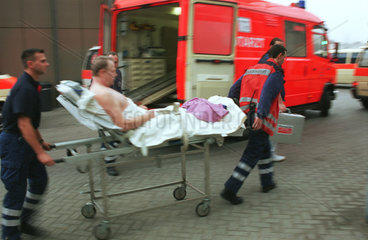 Notarztwagen bringt Verletzten  Berlin