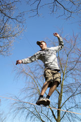 Kiel  Deutschland  ein Sportstudent mit einer Slackline in einem Park an der Kiellinie in Kiel
