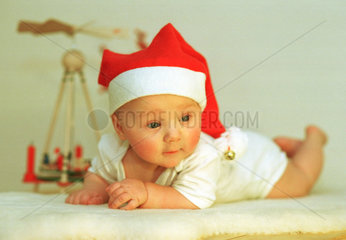 Baby mit Weihnachtsmuetze