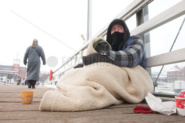 Kiel  Deutschland  Obdachloser im Winter auf der Hoernbruecke