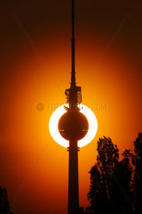 Berlin  Deutschland  Sonne versinkt hinter dem Fernsehturm