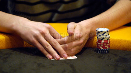 Chemnitz  Deutschland  ein Pokerspieler kontrolliert seine Spielkarten