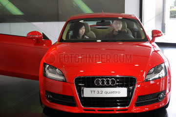 Peking  Paar beim Probesitzen im Audi TT Quattro
