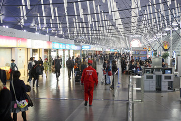 Shanghai  Reisende im Terminal des Flughafen Pudong