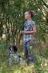 Weddelbrook  Deutschland  Jaegerin Eike Gaertner in ihrem Revier ohne Flinte unterwegs mit ihrem Hund